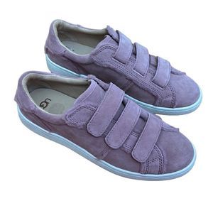 NEW UGGS size 7.5 comes with box! Never worn